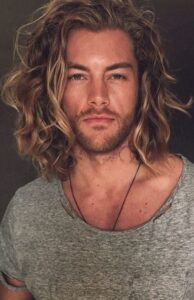 Coupe de cheveux tendance homme : la coupe style surfeur